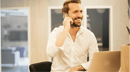 電話を耳に当てて笑顔で話す男性