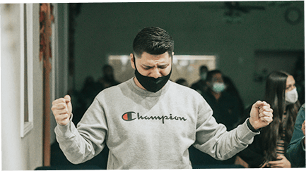 ガッツポーズをする男性