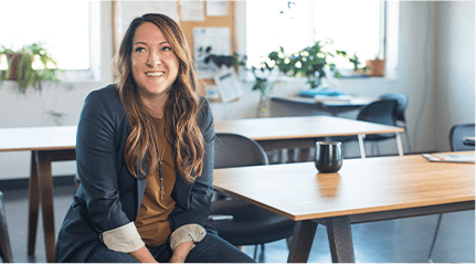 笑顔で横を見る女性